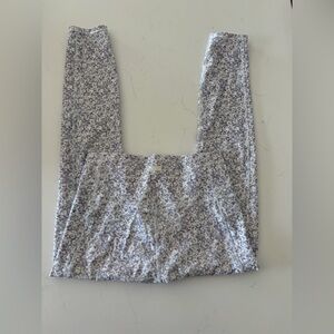 Vuori Women's Purple and White Floral Leggings Like new!!!